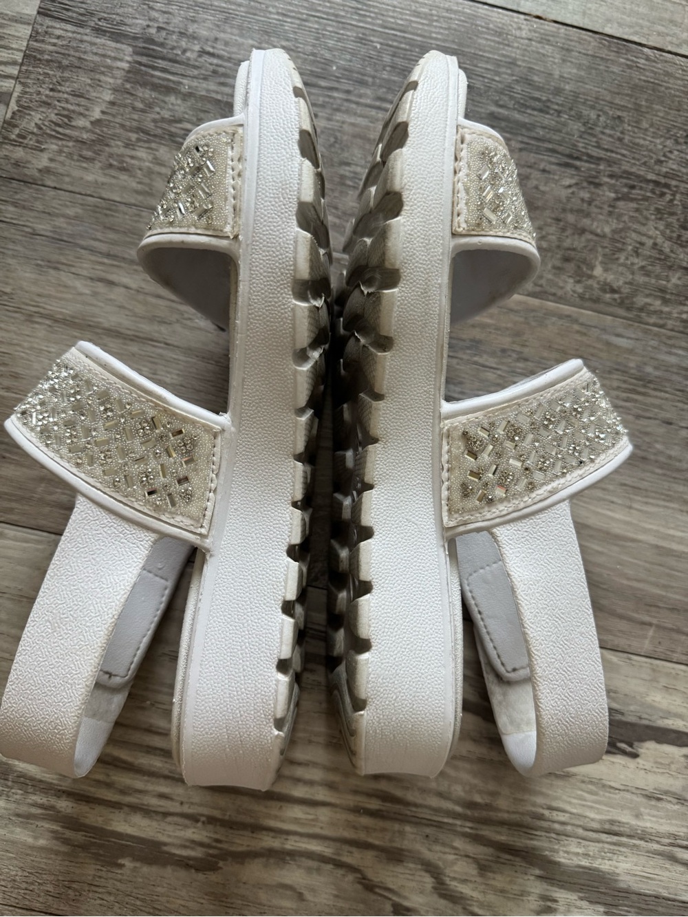 Skechers White Beaded Slingback Luxe Foam Sandals size 7 - Picture 2 of 8